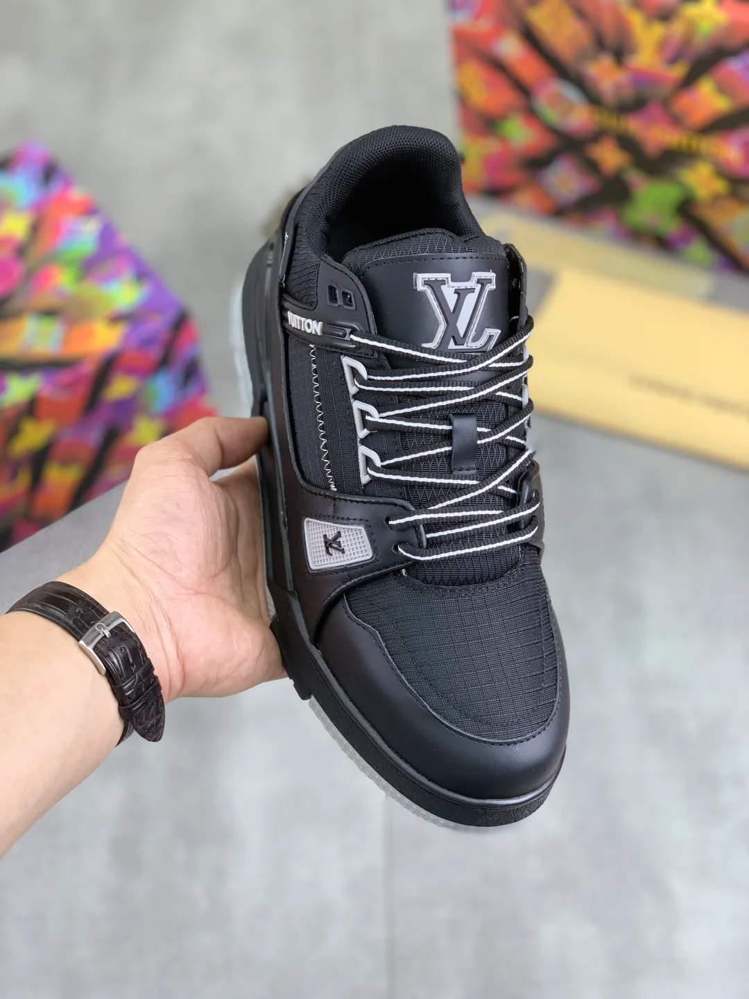 Men's men's shoes 💰P580 New style 💰💎💎Latest color High version 2025Louis*Vuitto* LV Traine Catwalk TRAINER outsole and fabric private model A shoe that definitely costs a lot of money and effort. This series was designed after the arrival of Vifgil. It is favored by many fans every season. Original TPU outsole Original packaging Color: black Available in white (available from stock, super fast shipping) Code number: 35-46